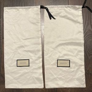 Gucci duster bags in excellent condition no stains no tears. Size 18x9